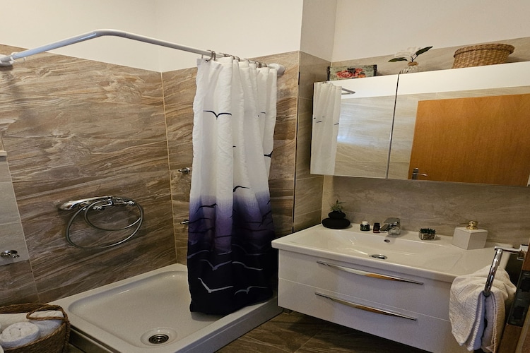 Holiday Home Sunrise - Three Bedroom Holiday Home-Badkamer