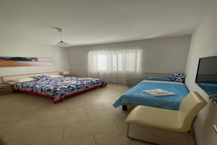Apartman Daniela - Two Bedroom Apartment with Terrace and Sea View-Chambre