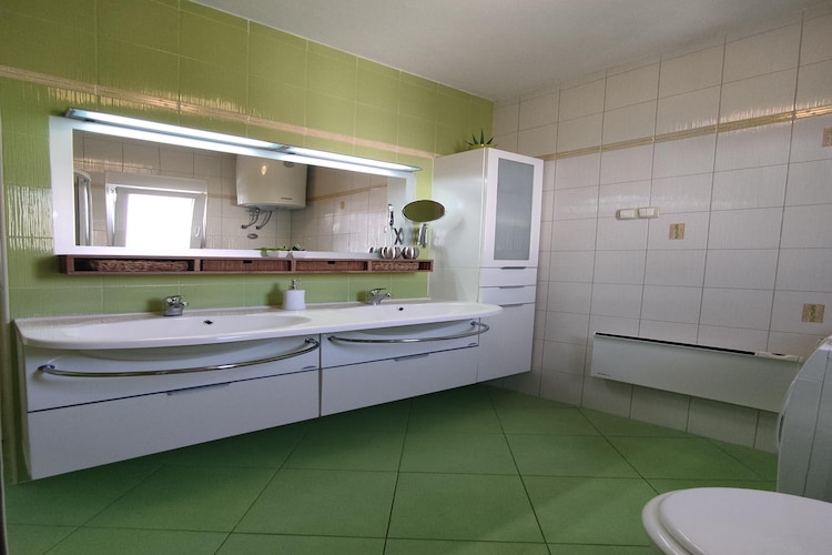 Apartment Ana with a partial sea view - Two Bedroom Apartment with Balcony and a Partial Sea View-Salle de bain