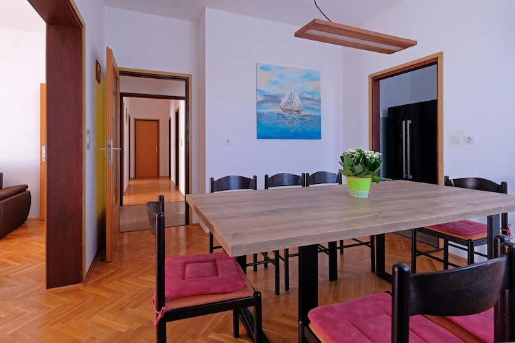 Apartment Stella - Three Bedroom Apartment with Balcony-Binnen