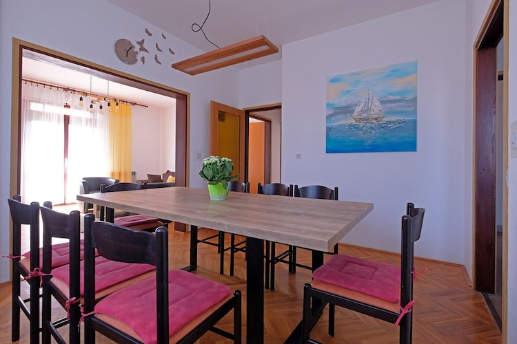Apartment Stella - Three Bedroom Apartment with Balcony-Binnen