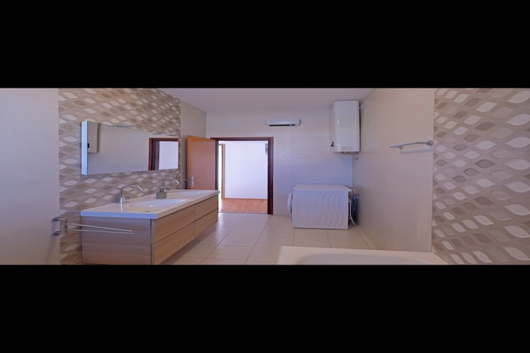 Apartment Stella - Three Bedroom Apartment with Balcony-Badkamer