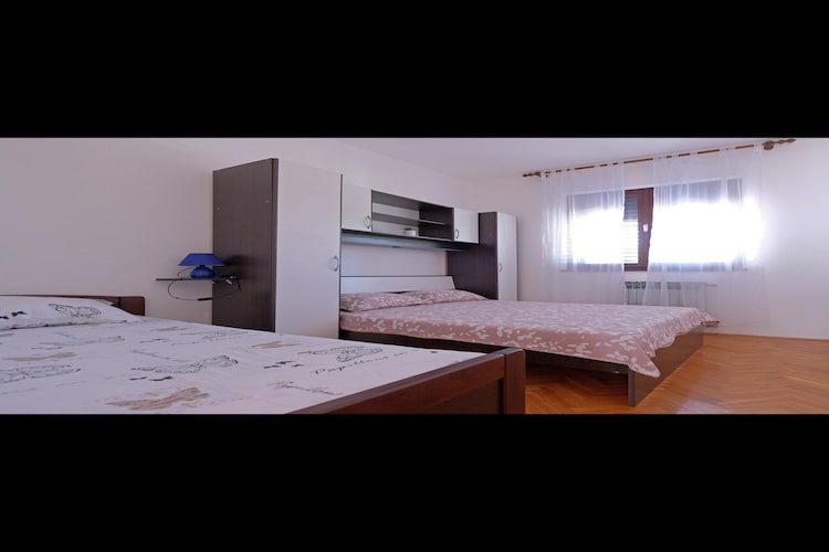 Apartment Stella - Three Bedroom Apartment with Balcony-Slaapkamer