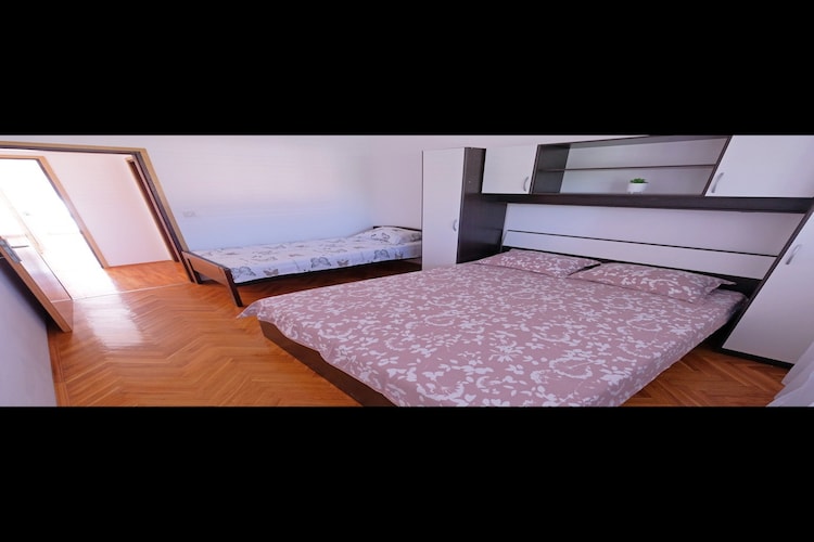 Apartment Stella - Three Bedroom Apartment with Balcony-Slaapkamer
