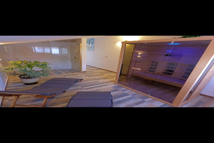 Apartment Stella - Three Bedroom Apartment with Balcony-Spa
