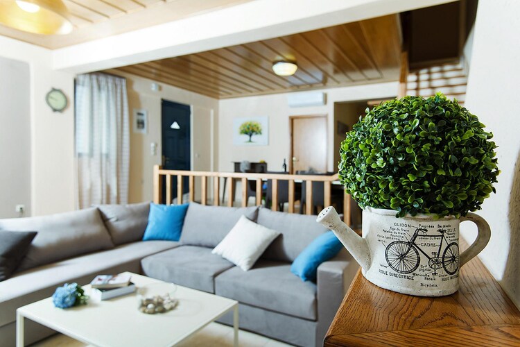 Ground floor: (bedroom(single bed, TV(satellite, german television channels)))\n\nOn the 1st floor: (bedroom(double bed, TV(satellite, german television channels)), bedroom(single bed), bedroom(double bed))\n\nopen kitchen(dining table, stove, bar, hob, electric kettle, toaster, coffee machine, oven, microwave, dishwasher, fridge-freezer), Living/diningroom, bathroom(shower, toilet), bathroom(bath tub, toilet, hairdryer), DVD player, CD player, toilet, washing machine, balcony, balcony, air conditioning, terrace(roofed), garden, garden furniture, high chair, outdoor fireplace, baby crib(free)