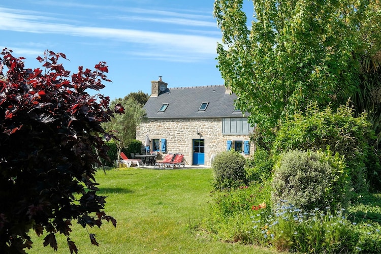 Maison de pêcheur Plougoulm-Tuinen zomer