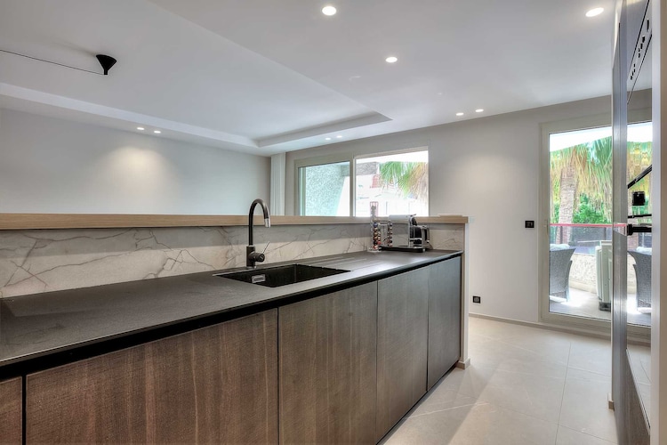 This apartment is nestled in the heart of a lively street lined with stores, bars and restaurants, offering a dynamic urban living experience. You'll be ideally located just a 2-minute walk from the train station, making it easy to get around. What's more, the Croisette beach is a pleasant 5-minute stroll away, providing quick access to one of Cannes' most iconic beaches.