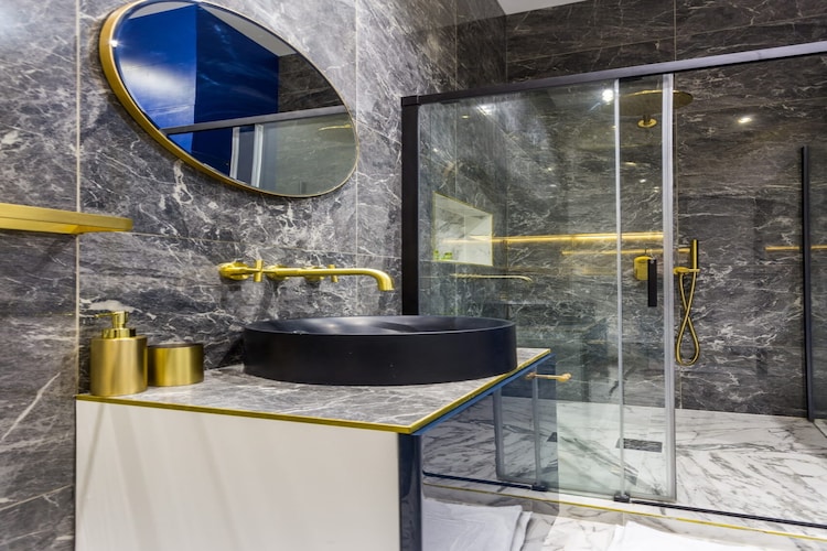 Ground floor: (Living room(single sofa bed, TV), Kitchen(stove, electric kettle, toaster, coffee machine, microwave, fridge, dishes and cutlery), bedroom(Bed Linen, Queen Bed), bathroom(shower, toilet, Towels/Sheets (Incl.), shampoo))\n\nDesk, Hot Water, Internet Access DSL, Wardrobe, First Aid, Play area, washing machine, heating, iron, hairdryer, Essentials, Dedicated workspace, Cooking basics, Carbon monoxide detector, Cleaning Disinfection, Downtown, Enhanced cleaning practices, High touch surfaces disinfected, Long term stays allowed, Path to entrance lit at night, Step-free access, Town, Wide doorway, Wide hallway clearance