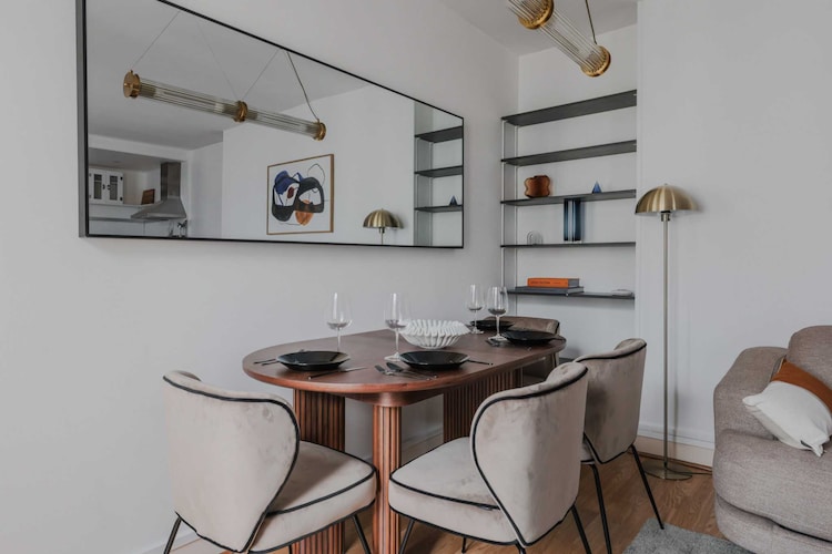 Checkmyguest offers this magnificent 46 mÂ² flat, nestled in the peaceful town of Neuilly-sur-Seine. With a lovely bedroom and a full range of amenities, this space offers a peaceful and elegant living environment. Its proximity to the centre of Paris makes it the perfect place to discover the capital and its architectural gems, while enjoying a serene environment.