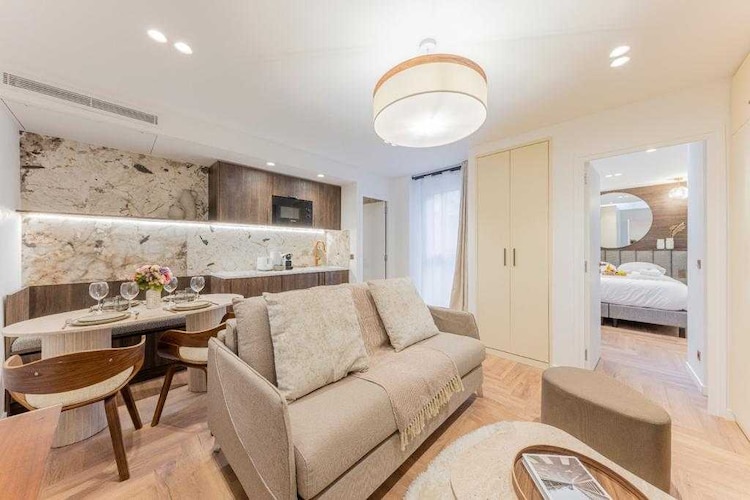 Welcome to our superb apartment, a veritable haven of charm nestled in the 11th arrondissement of Paris, close to the Carreau du Temple and not far from the famous Place de la RÃ©publique. Let yourself be seduced by the unique atmosphere of this dynamic neighborhood, where energy and conviviality meet.