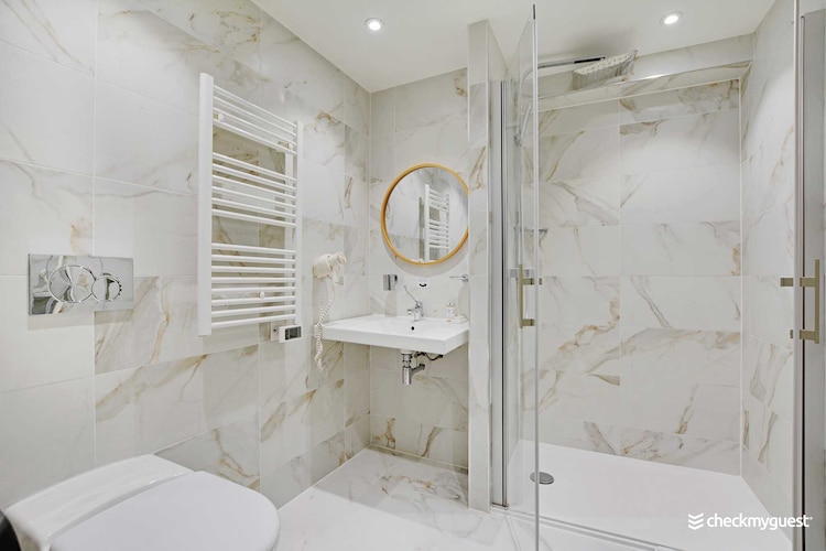 Checkmyguest offers you this delightful 35 m² apartment in the bohemian Montmartre district of Paris's 18th arrondissement. Featuring an elegant bedroom and equipped with all amenities, this air-conditioned space offers a modern yet refined ambience in absolute comfort. Its proximity to the Sacré-Coeur Basilica makes it the ideal place to discover the historic and artistic charm of Paris.