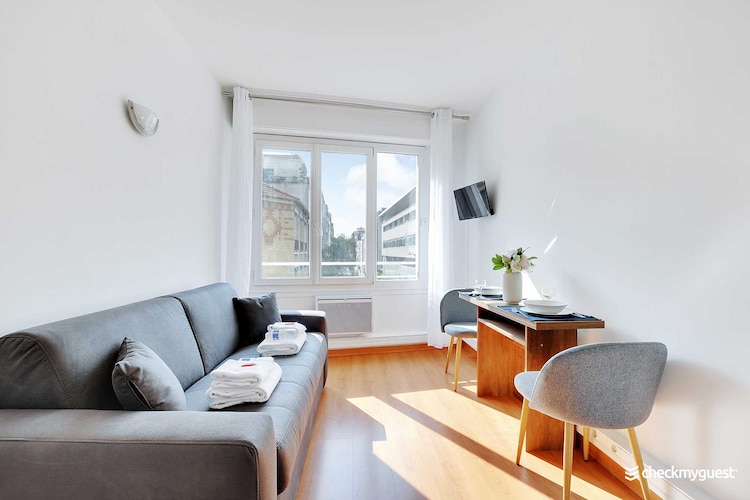 Checkmyguest offers you an elegant 11 m² studio located in the charming Saint-Lambert district. This studio offers a refined living space, ideal for people looking for practical, comfortable accommodation. Nestled close to Parc Georges Brassens, you'll enjoy the tranquility and beauty of this iconic location.