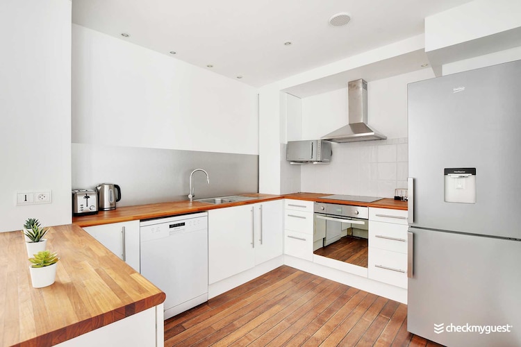 Checkmyguest offers you this charming 80 m² flat, located in the heart of the residential 15th arrondissement of Paris, in the peaceful Saint-Lambert district. With three stylish bedrooms and modern amenities, this is the ideal place for a serene and comfortable stay. Take the opportunity to explore the famous Eiffel Tower and the many green parks nearby.