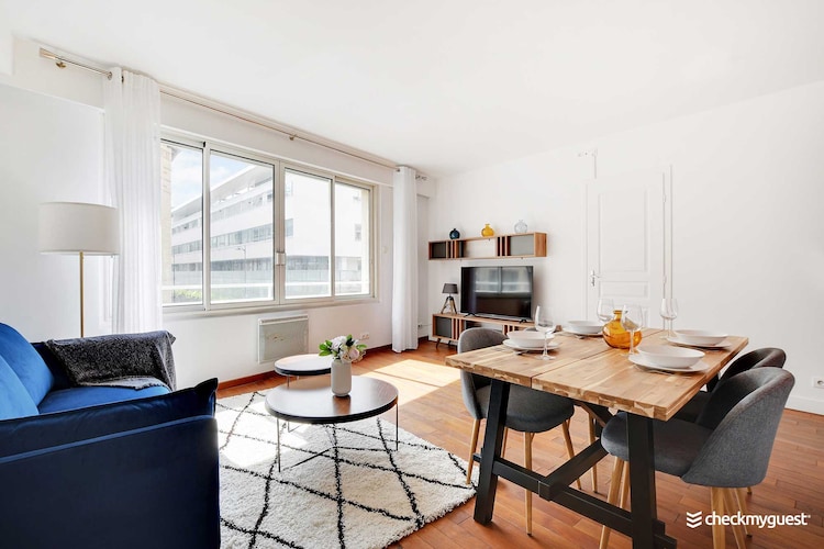 On the 2nd floor: (Living room(Internet Access DSL, single sofa bed, TV), Kitchen(stove, electric kettle, toaster, coffee machine, oven, microwave, dishwasher, fridge, washing machine, dishes and cutlery, Cooking basics), bedroom(Bed Linen, Wardrobe, double bed), bedroom(Desk, double bed), bedroom(double bed), bathroom(shower, washbasin, toilet, hairdryer, Towels/Sheets (Incl.), shampoo))\n\nHot Water, First Aid, Play area, heating, iron, Essentials, Carbon monoxide detector, Cleaning Disinfection, Downtown, Enhanced cleaning practices, High touch surfaces disinfected, Long term stays allowed, Room-darkening shades, Town