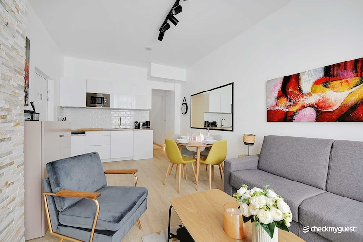 Intimate Flat w/ A/C & Jacuzzi - 2BR/6P Montmartre