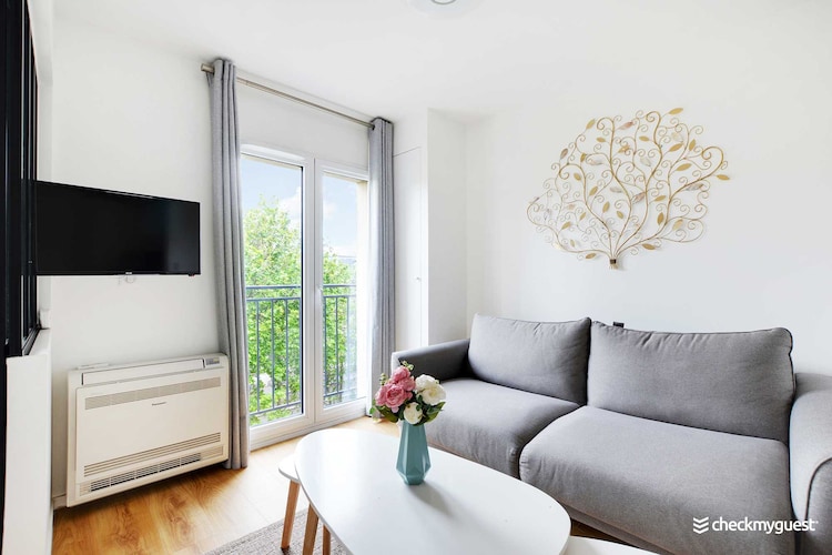 Checkmyguest offers you a comfortable 35 mÂ² one-bedroom apartment perfect for relaxing, in the trendy Montmartre district, in the 18th arrondissement of Paris. It's a well-equipped place to stay. Nearby, discover the famous Basilique du SacrÃ©-CÅ“ur de Montmartre, a historic monument dedicated to perpetual Adoration since 1885.