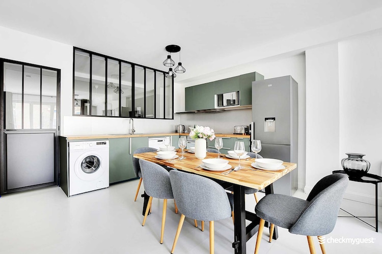 Checkmyguest offers you this spacious and bright 85m² apartment, ideal for a comfortable and relaxing stay. Enjoy its three cosy, uncluttered bedrooms, perfect for a peaceful rest. Located in the residential district of Saint-Lambert, you're just a stone's throw from Parc Georges Brassens and the Porte de Versailles exhibition center.