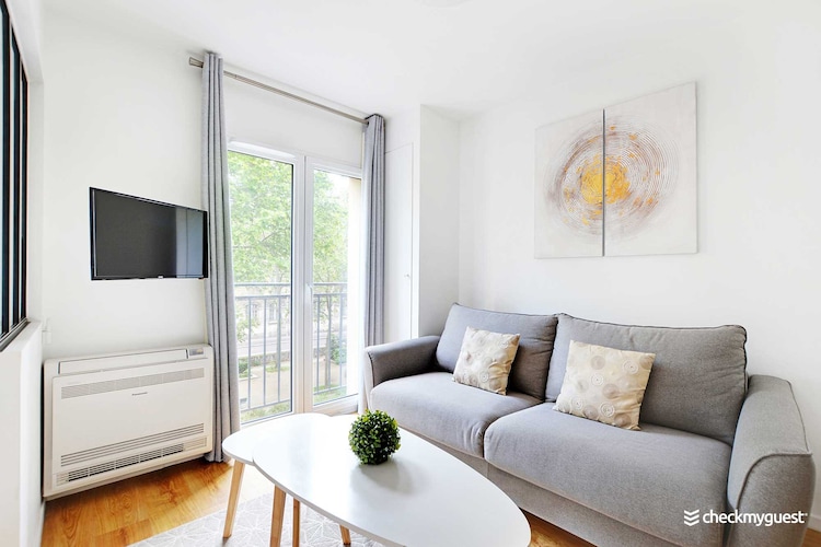Checkmyguest offers you a superb 35 mÂ² apartment on the second floor, with an elegant and comfortable bedroom. Located in the dynamic Montmartre district of the 18th arrondissement, it's close to the Basilique du SacrÃ©-CÅ“ur de Montmartre, an iconic Paris landmark
The apartment's location allows you to get around France's capital quickly and easily by public transport : 

- Metro: Anvers (line 2), a 2-minute walk away
- Metro: Pigalle (lines 2 and 12), a 5-minute walk away
- RER: Gare du Nord (lines B, D, H and K), a 16-minute walk away 
- BUS (day and night) 
- Velib and Autolib stations
- Several taxi companies available : Les taxis G7 (the most popular) - call 36 07.