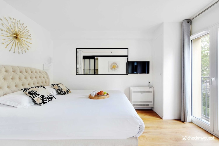 On the 2nd floor: (Living room(single sofa bed), Kitchen(dining table, stove, electric kettle, toaster, cooker, coffee machine(espresso), microwave, dishwasher, fridge, dishes and cutlery, Cooking basics, Wine glasses), bedroom(double bed), bathroom(shower, toilet))\n\nBed Linen, Elevator, Hot Water, Internet Access DSL, Wardrobe, First Aid, Play area, TV, heating, air conditioning, iron, hairdryer, Towels/Sheets (Incl.), shampoo, Essentials, Long term stays allowed, Roll-in shower with shower bench or chair, Room-darkening shades