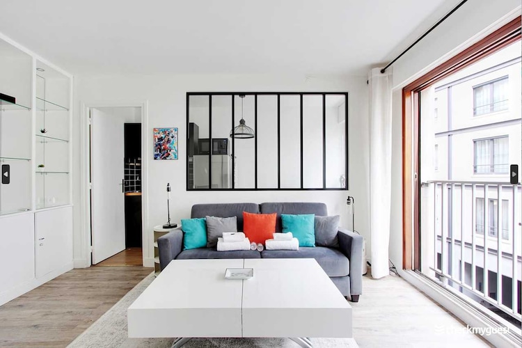 Experience the magic of Paris from this chic 30m2 studio in the 16th arrondissement. With its modern amenities, fully-equipped kitchen and tasteful decor, it's the ideal home-away-from-home for solo travelers or couples. What's more, its proximity to the Trocadero and the Eiffel Tower will win you over!