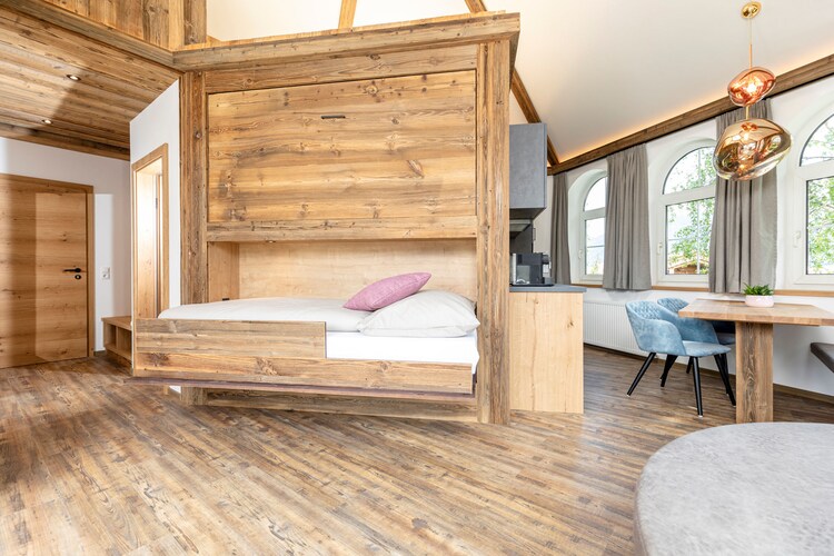 open kitchen(hob(ceramic), electric kettle, toaster, coffee machine, oven, dishwasher, fridge), Living/diningroom(double fold-away bed, TV(satellite), seating area), bedroom(double bed), bathroom(shower, sauna, toilet), relaxation area(shared with other guests)(Steam bath, infrared sauna, sauna), Whirlpool, heating(central), terrace, garden, garden furniture, sun loungers, parking, high chair, baby crib(free)