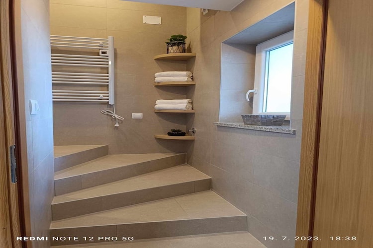 Cozy Lovran Apartment with Private Pool and Sea View - One Bedroom Apartment-Badezimmer