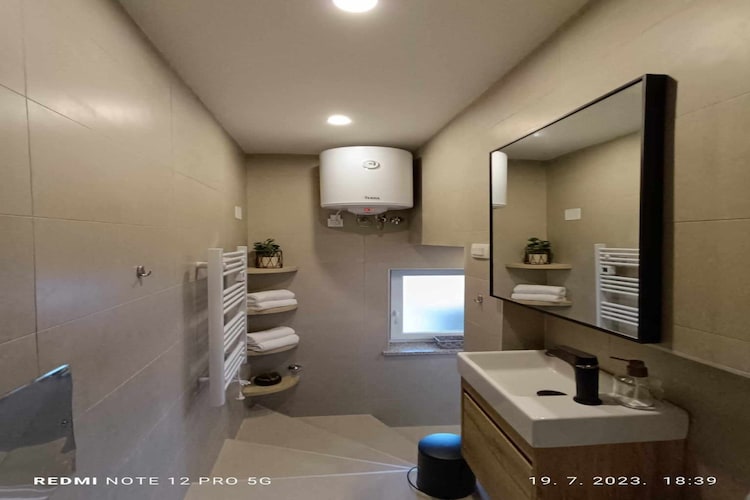 Cozy Lovran Apartment with Private Pool and Sea View - One Bedroom Apartment-Badezimmer