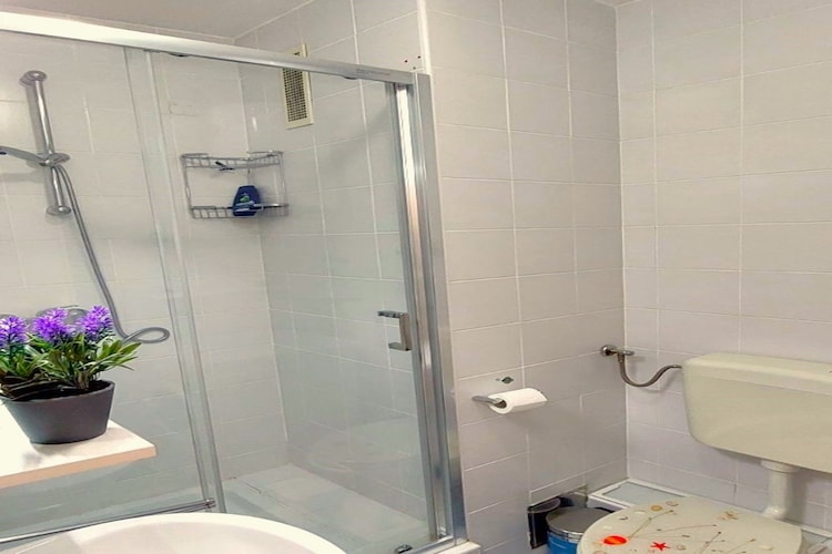 Charming Crikvenica Beachfront Apartment - One Bedroom Apartment-Badezimmer