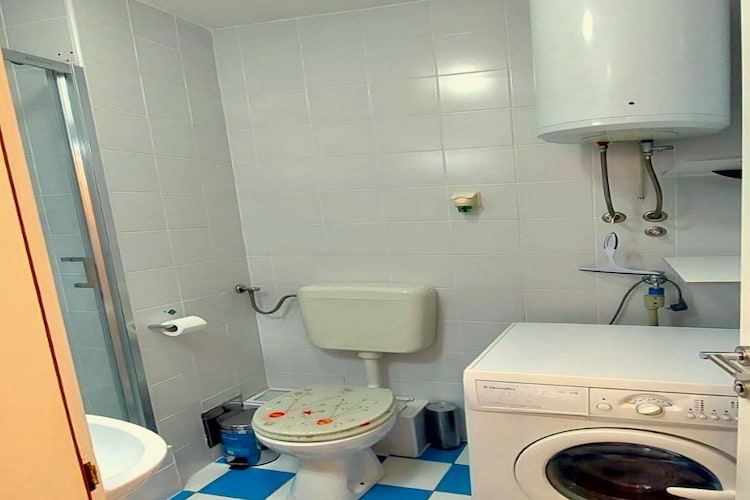 Charming Crikvenica Beachfront Apartment - One Bedroom Apartment-Badezimmer