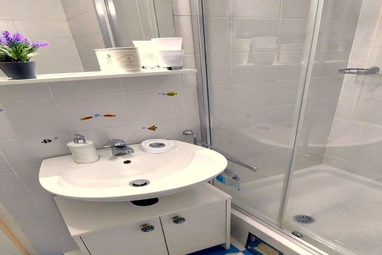 Charming Crikvenica Beachfront Apartment - One Bedroom Apartment-Badezimmer