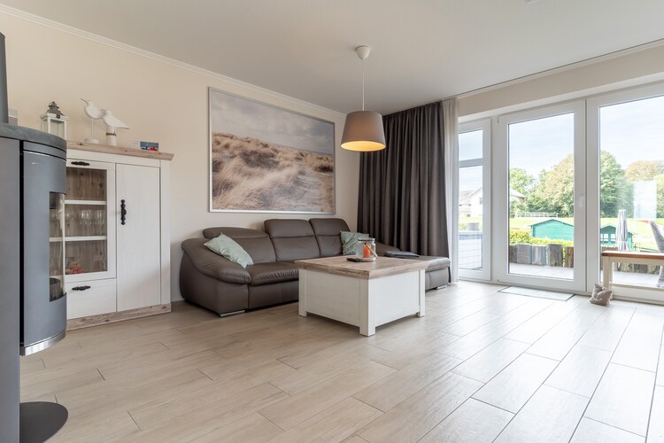 Ground floor: (open kitchen(hob(4 ring stoves, induction), electric kettle, toaster, coffee machine, oven, microwave, dishwasher, fridge-freezer, Hand blender), Living/diningroom(TV(flatscreen, digital), dining table, fireplace, streamingservice, radio))\n\nOn the 1st floor: (bedroom(double bed(boxspring, 180 x 200 cm), TV(flatscreen, digital)), bathroom(bath tub, shower(walk-in shower), washbasin, toilet, hairdryer), sauna)\n\nOn the 2nd floor: (bedroom(double bed(boxspring, 180 x 200 cm), TV(flatscreen, digital)), bathroom(shower(walk-in shower), washbasin, toilet))\n\nGarden Furniture , tumble dryer, washing machine, balcony, balcony, heating(floor heating), terrace, sun loungers, BBQ(gas), parking, ironing board, iron, Sunscreen, Towels/Sheets (Incl.)