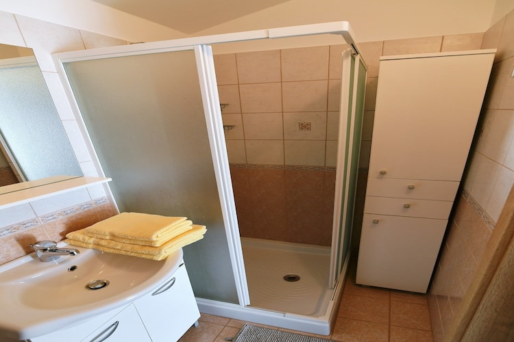 Charming Holiday Home with Terrace and Garden - One Bedroom Holiday Home-Bathroom