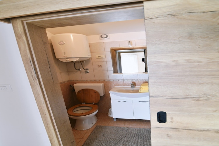 Charming Holiday Home with Terrace and Garden - One Bedroom Holiday Home-Bathroom
