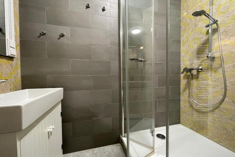 Modern & Charming - Free Private Parking - One Bedroom Apartment-Binnen
