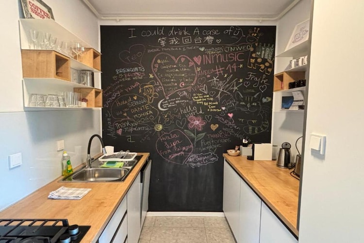 Modern & Charming - Free Private Parking - One Bedroom Apartment-Binnen