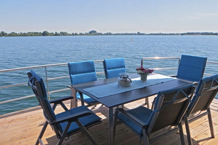 Floating 44 / Boot 1 / 3 Personen-Terrasbalkon