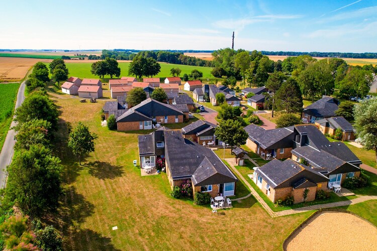 Located in a 3 ha park on the heights of Veules-les-Roses and 900 m from the town centre, your VVF Normandie Veules-les-Roses includes 60 semi-detached single-storey or two-storey gÃ®tes as well as 12 chalets. A holiday rental in Normandy, ideal for walking in the heart of wide open spaces and breathing the sea air.