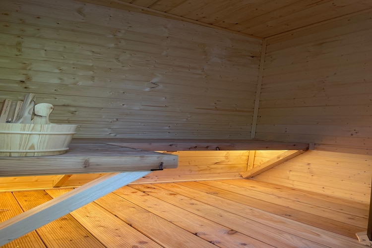   Dom wakacyjny z sauną i jacuzzi dla 4 os