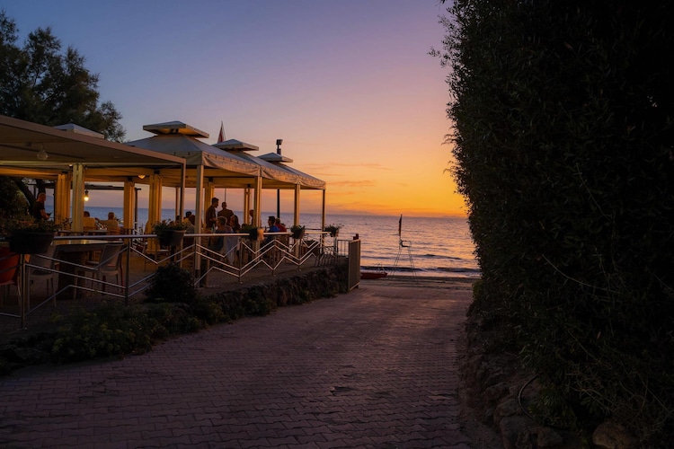 Holiday resort Riva degli Etruschi San Vincenzo-Ville Comfort  Trilo-SANGIOVETO 200 m dal mare-Buitenkant zomer