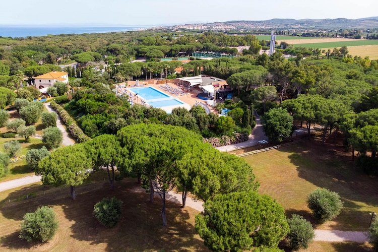 Holiday resort Riva degli Etruschi San Vincenzo-Ville Comfort  Trilo-SANGIOVETO 200 m dal mare-Buitenkant zomer
