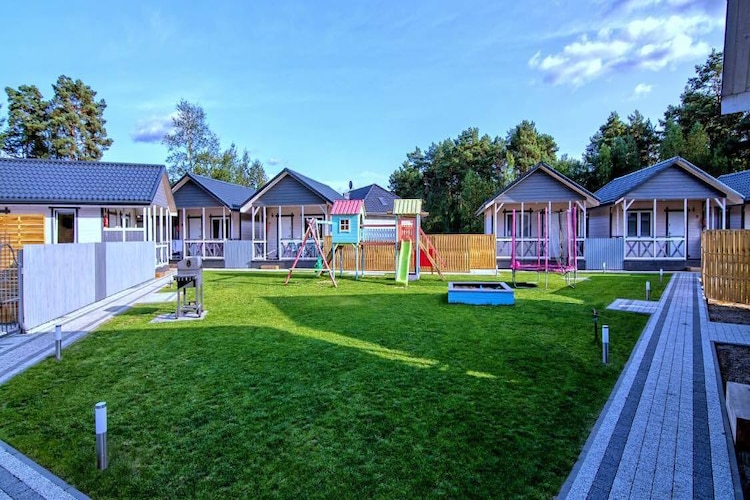 Parterowe domki wakacyjne Borne Sulinowo-Tuinen zomer