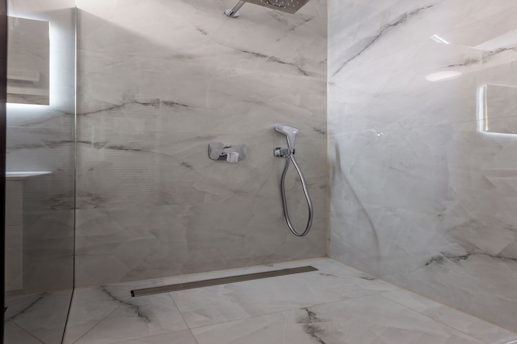 Exquisite Prestige Luxury Apartments with Shared Pool - Classic Two Bedroom Apartment with Balcony  (owner 4)-Badezimmer