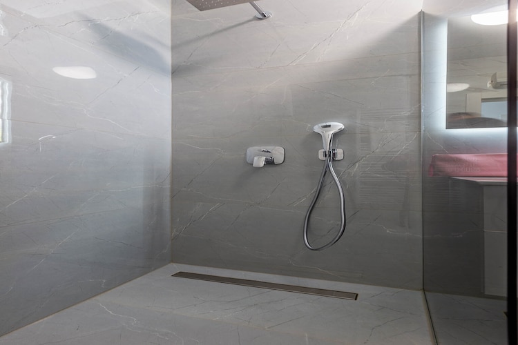 Exquisite Prestige Luxury Apartments with Shared Pool - Classic Three Bedroom Apartment with Balcony (owner 5)-Badezimmer