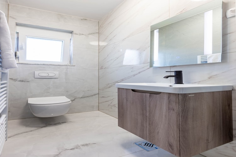 Exquisite Prestige Luxury Apartments with Shared Pool - Classic Three Bedroom Apartment with Balcony (owner 5)-Badezimmer