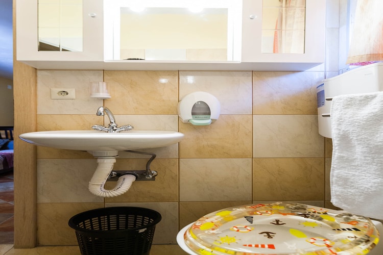 Cozy Apartments in Zadar with Sea and Mountain Views - One Bedroom Apartment with Balcony (owner 1)-Badezimmer