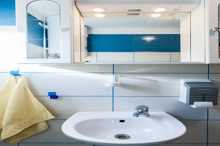 Cozy Apartments in Zadar with Sea and Mountain Views - One Bedroom Apartment with Terrace  (owner 3)-Bathroom