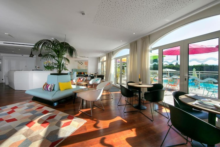 Adonis Mougins T2-Hall & reception