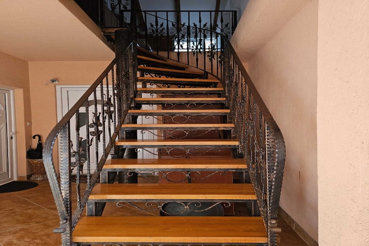 Chic & Sleek Apartments in Kotor - One Bedroom Apartment with Balcony and Partial Sea View - Attic (5)-Trap