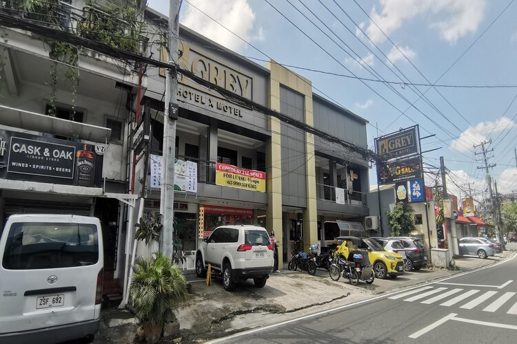 Ground floor: (bedroom(single bed, TV, seating area, air conditioning, Trash compactor), bathroom(shower, washbasin, toilet, bidet, Essentials))